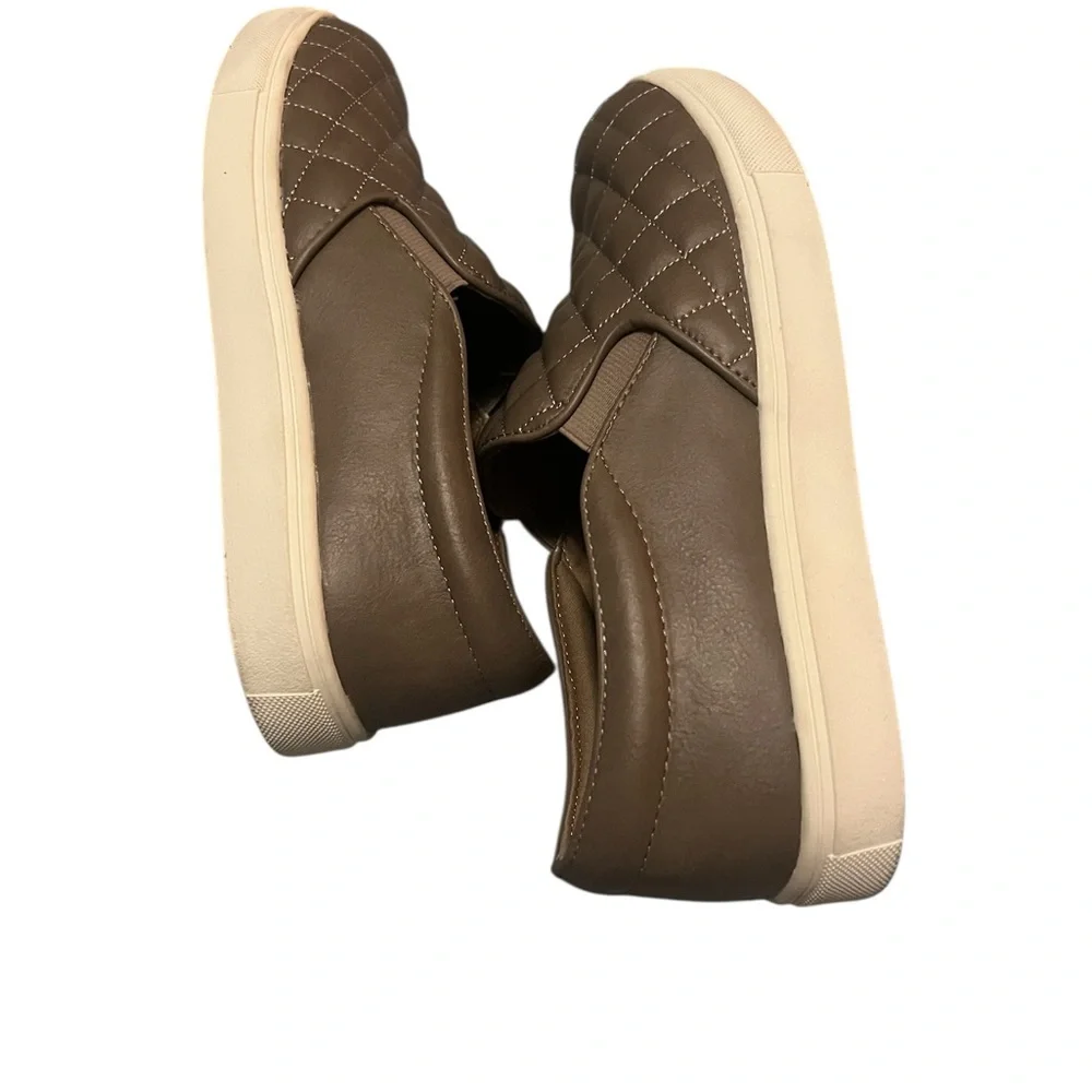 Cushionaire‎ Women's Quilted Brown Sneakers